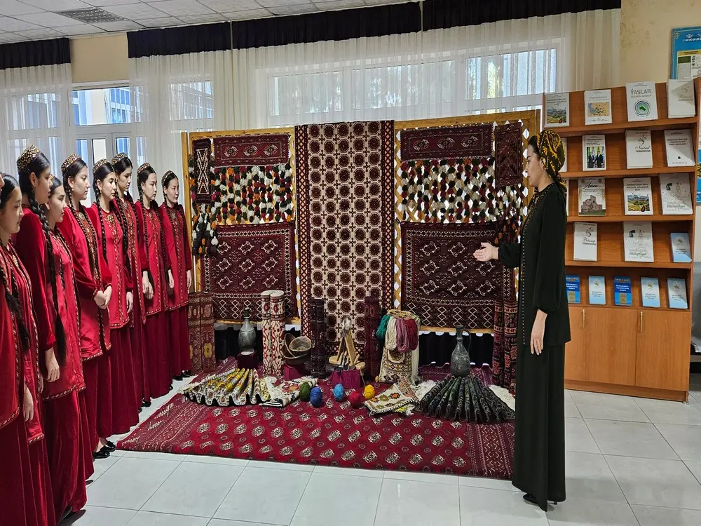 "Parahatlyk-milli mirasymyzyň özenidir" el işleriniň sergisi